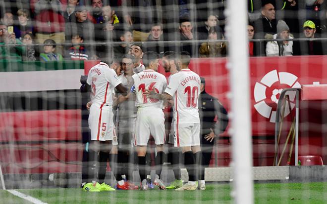 Los jugadores del Sevilla celebran un gol ante el Barcelona (Foto: Kiko Hurtado).