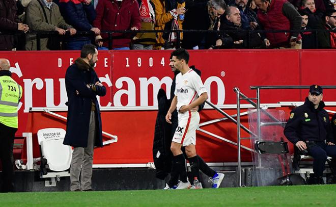 Jesús Navas, una de las bajas, se retira lesionado en el partido ante el Barça (Foto: Kiko Hurtado).