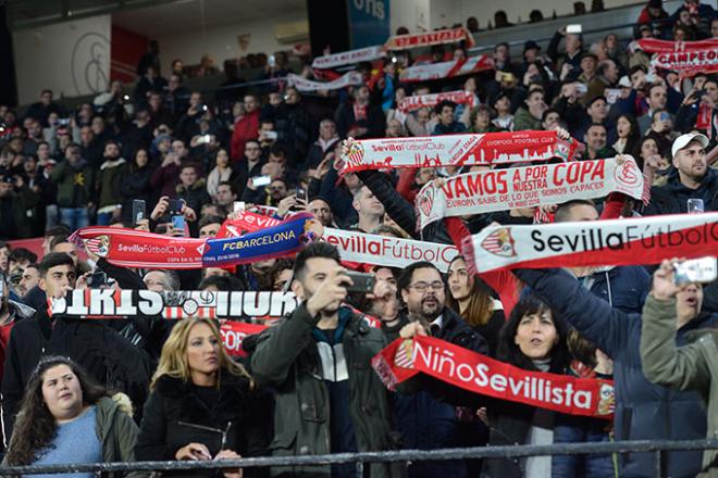 La afición del Sevilla cantando el Himno en el Sevilla-Barcelona de la Copa del Rey. (Foto: Kiko Hurtado).