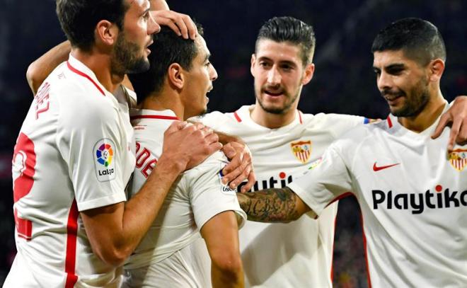 Ben Yedder celebra su gol ante el Barcelona junto a sus compañeros.