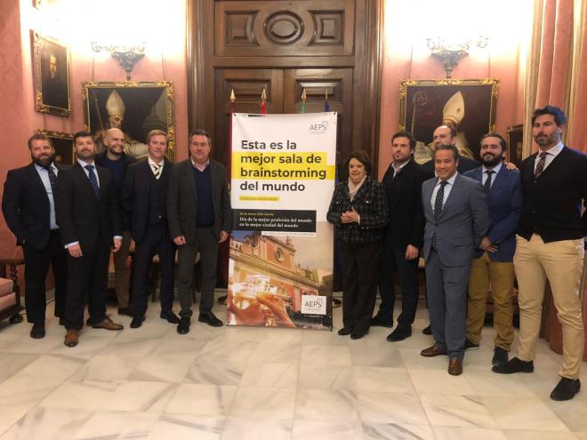 La Junta Directiva de la AEPS con Juan Espadas, alcalde de Sevilla.