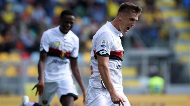 Piatek celebra un gol con el Genoa