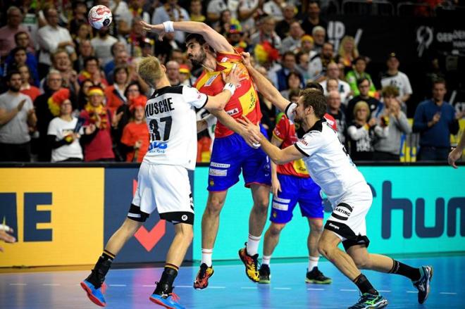 Gurbindo intenta sacarse la pelota en el España-Alemania del Mundial de balonmano.