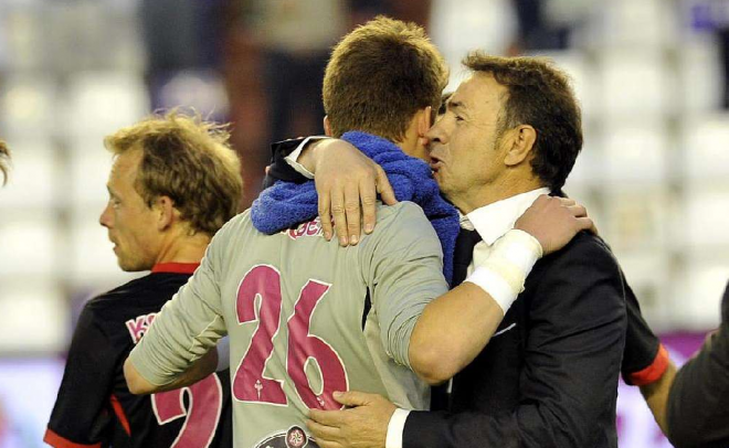 Rubén felicitado por Abel Resino en su debut (Foto: César Minguela).