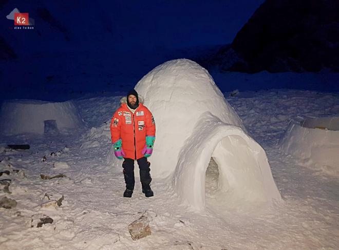 Alex Txikon junto a uno de los iglús construidos en el campo base del K2.