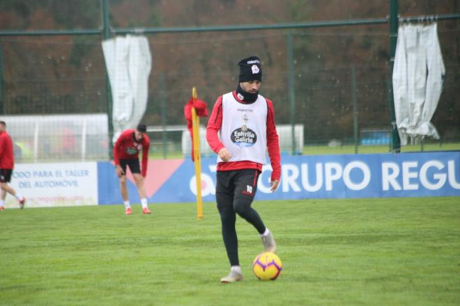 Carles Gil, en un entrenamiento del Deportivo en Abegondo (Foto: Iris Miquel).