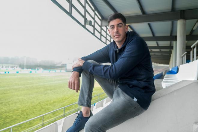 Carlos Fernández posa para ElDesmarque en 'El Mundo del Fútbol' (Foto: Iris Miquel).