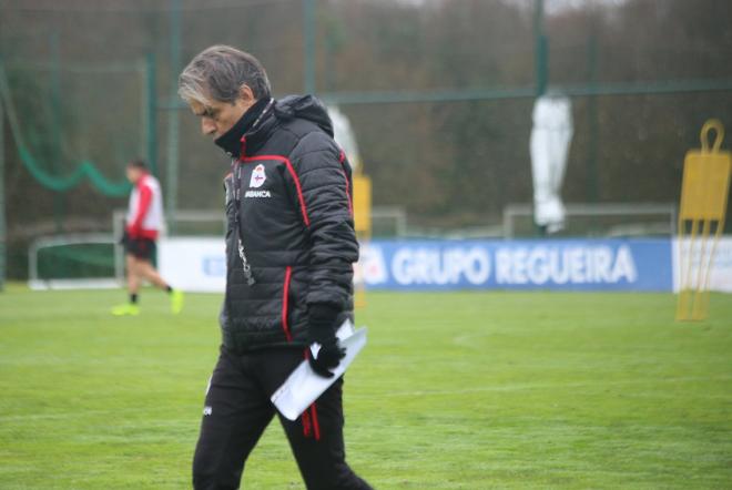 Natxo González supervisa el entrenamiento del Dépor en Abegondo (Foto: Iris Miquel).