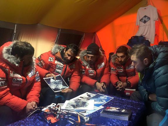 Txikon y su equipo valoran las opciones de explorar la cara este del K2 (Foto: Alex Txikon Press).