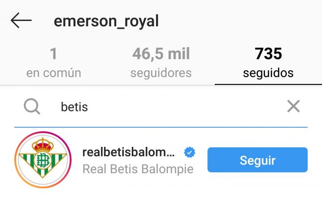 Emerson, siguiendo las redes sociales del Betis.