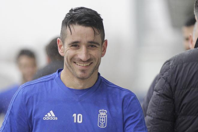 Saúl Berjón, sonriente durante un entrenamiento del Real Oviedo en Tensi (Foto: Luis Manso).