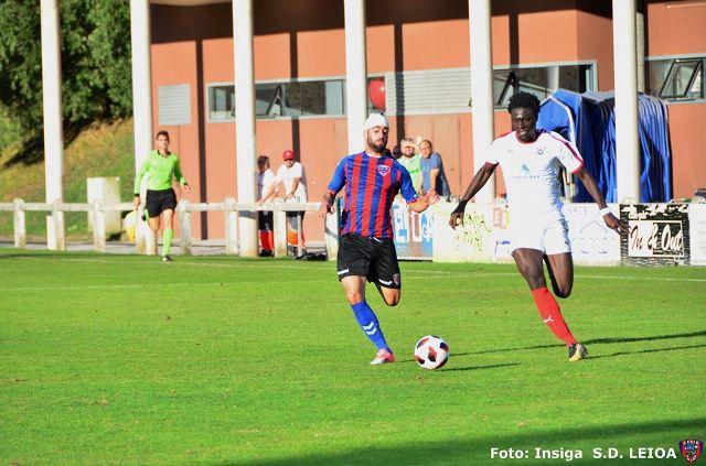 Ibrahima Deng en el duelo que enfrentó en octubre al CD Vitoria y al Leioa en Sarriena (Foto: SD Leioa).
