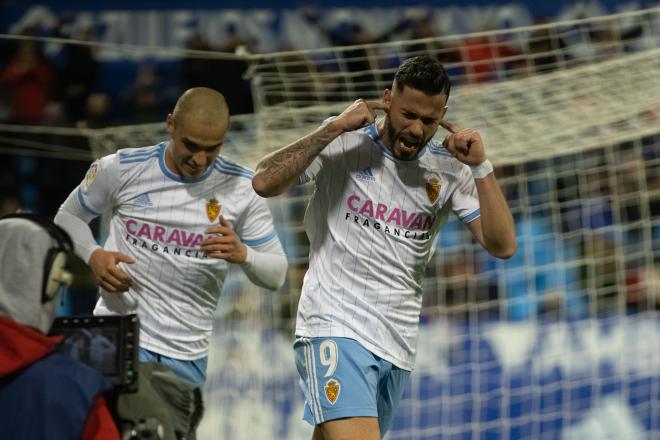 Álvaro Vázquez y Pombo celebran el segundo gol del Zaragoza ante el Oviedo (Foto: Daniel Marzo).