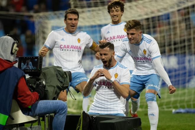 Los jugadores del Real Zaragoza celebran uno de los goles ante el Oviedo (Foto: Dani Marzo).