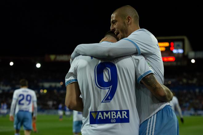 Verdasca y Álvaro Vázquez celebran un gol en La Romareda (Foto Daniel Marzo).
