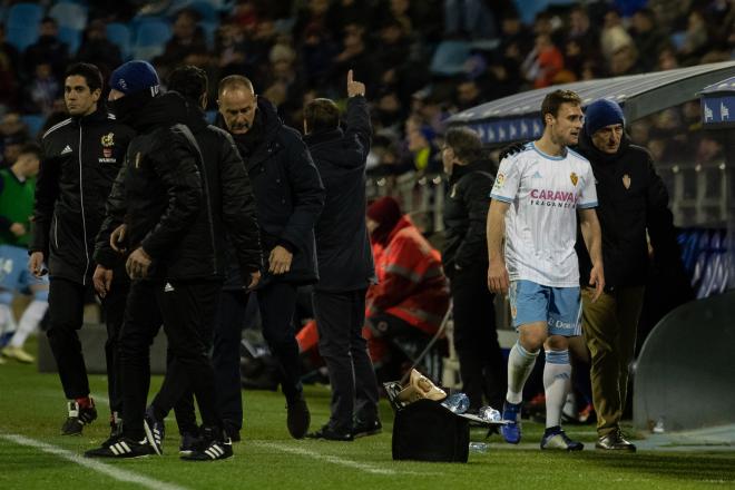 Lasure se retira lesionado en el partido frente al Oviedo. (Foto: Dani Marzo.)