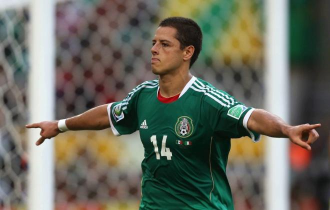 Chicharito Hernández celebra un gol con México.