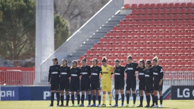 Las jugadoras del Málaga Femenino, durante el minuto de silencio (Foto: LaLiga).