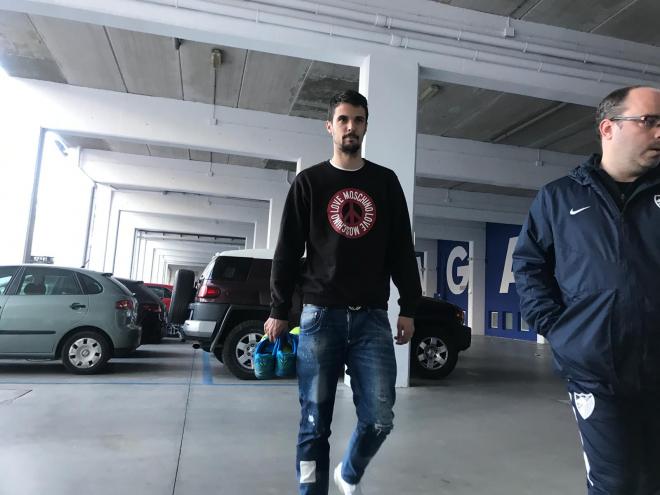 Erik Morán, llegando a La Rosaleda.