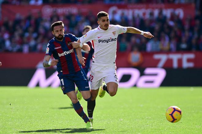Morales disputa un balón en el Sevilla-Levante.
