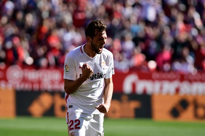 Franco Vázquez celebra un gol con el Sevilla (Foto: Kiko Hurtado).