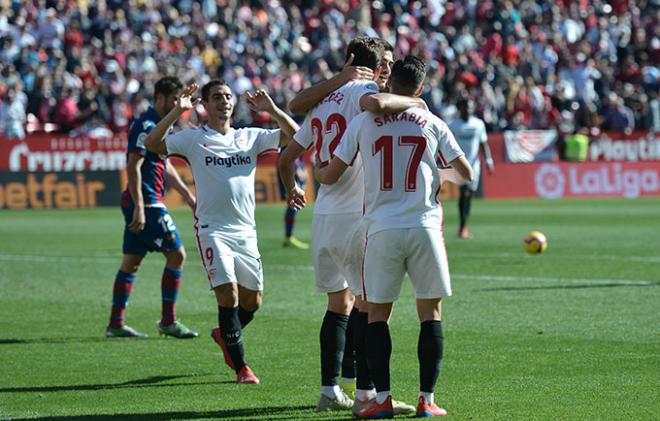 El Sevilla celebra un gol ante el Levante.