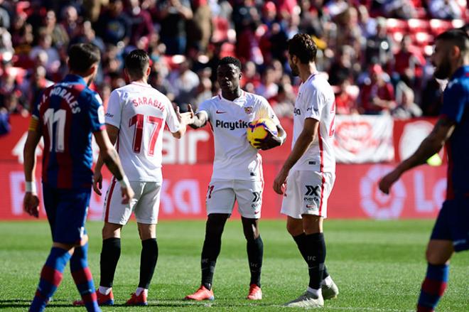 Promes, antes de lanzar el penalti (Foto: Kiko Hurtado).