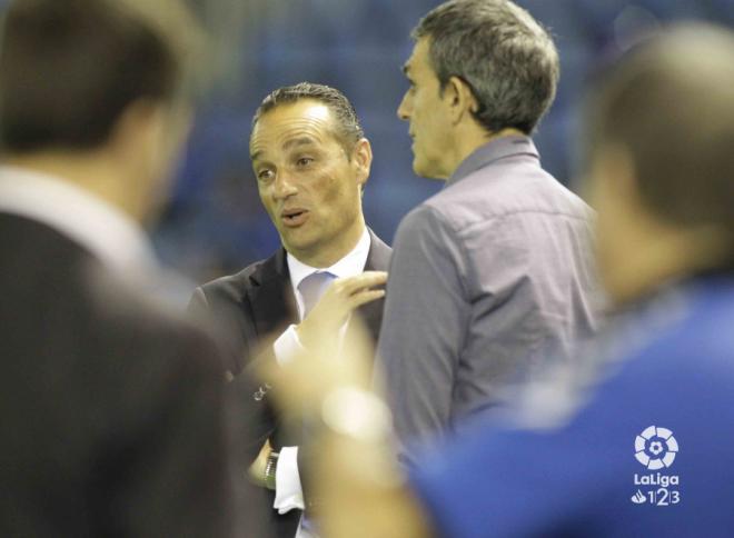 Oltra y Muñiz dialogan antes del Málaga-Tenerife.