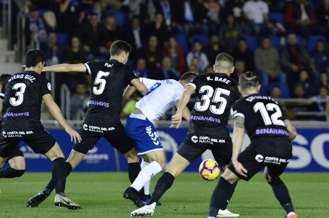 Pau Torres y Keidi Bare pugnan con Malbasic por el balón (Foto: Deporpress).