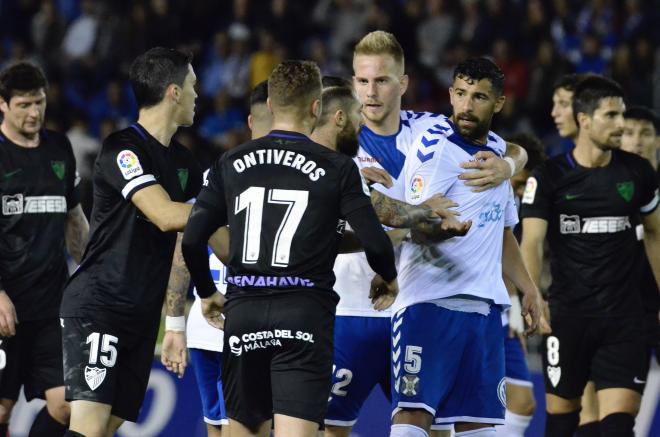 Momento de tensión en el Tenerife-Málaga (Foto: Deporpress).