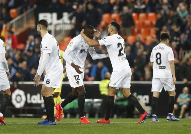 Diakhaby celebra el primer gol en el Valencia-Villarreal. (Foto: David González)