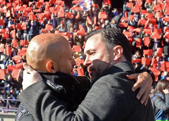 Cardoso y Sergio se saludan antes del comienzo del partido (Foto: LaLiga).