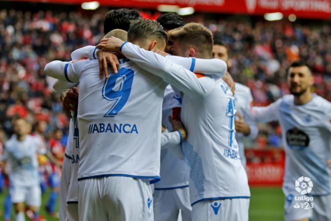 Christian Santos, de espaldas, celebra el primer gol del Deportivo (Foto: LaLiga).