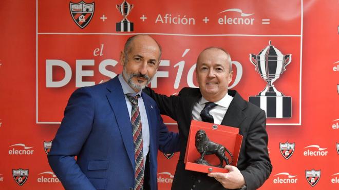 Aitor Elizegi junto al presidente del Arenas Club, Francisco Egusquiaguirre, quien recibió un obsequió (Foto: Athletic Club).
