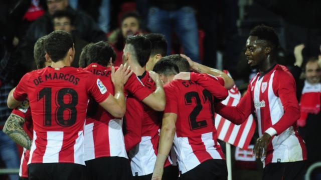 El Athletic celebra en piña el gol de Iker Muniain al Betis (Foto: LaLiga).