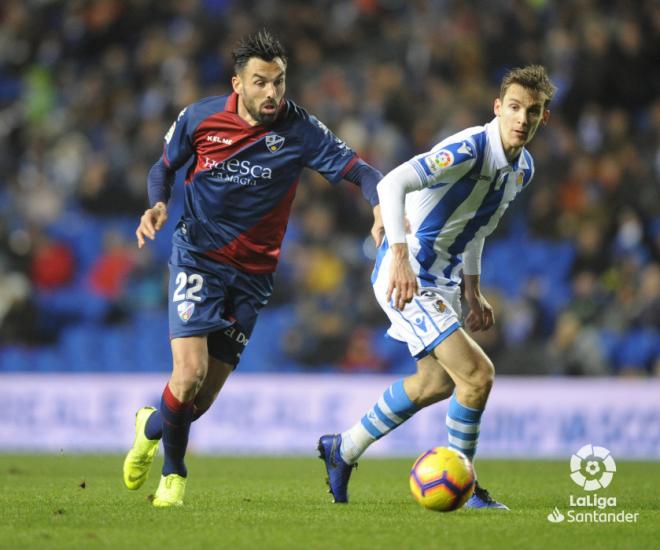 Llorente ve como se escapa un jugador del Huesca (Foto: LaLiga)