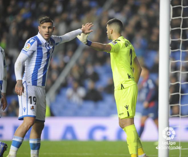 Theo y Rulli chocan las manos durante el Real Sociedad-Huesca (Foto: LaLiga).