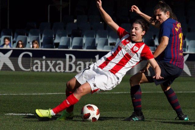 Lucía García cae en el Miniestadi ante el FC Barcelona (Foto: Athletic Club).