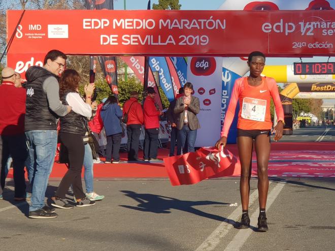 Ruth Waithera se impuso en al Media Maratón de Sevilla.