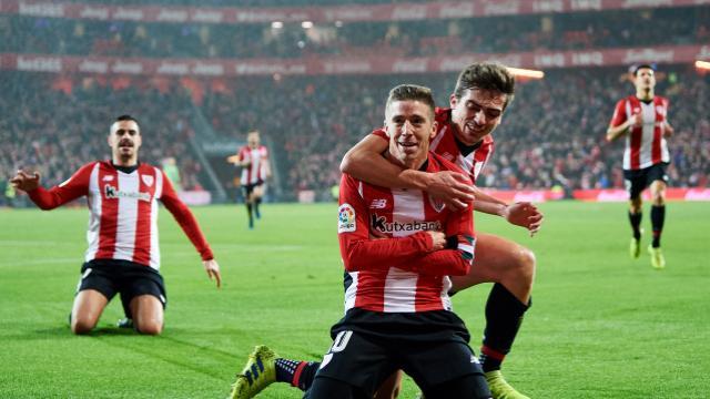 Córdoba abraza a Muniain en la celebración del gol del Athletic (Foto: LaLiga).