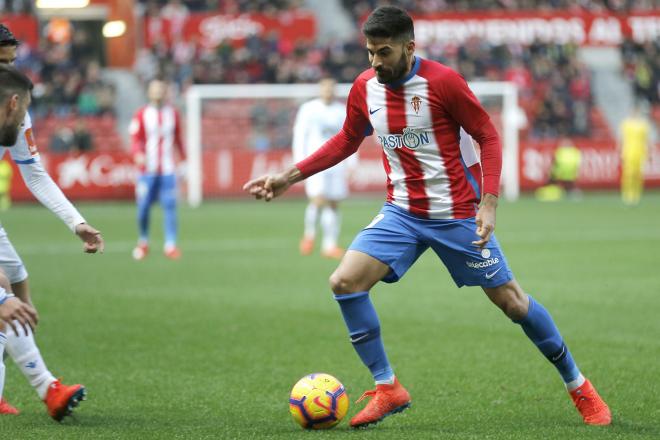 Carlos Carmona en una acción del Sporting - Deportivo (Foto: Luis Manso).