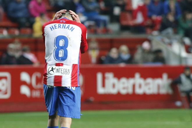 Hernán Santana se lamenta durante el Sporting-Dépor de la pasada temporada (Foto: Luis Manso).
