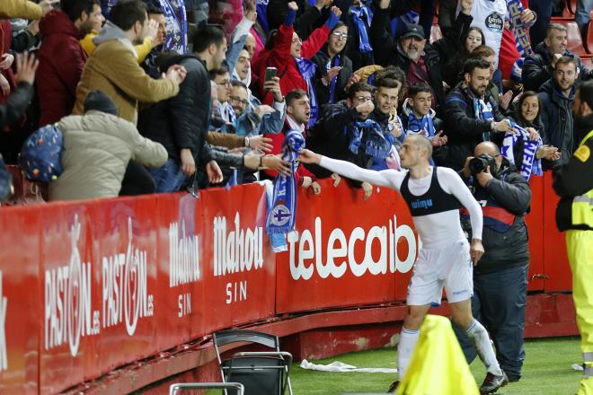 Álex Bergantiños saluda a los aficionados del Deportivo tras el triunfo ante el Sporting en El Molinón (Foto: Luis Manso).