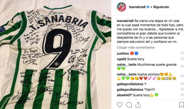 Una camiseta de Sanabria con la firma de sus compañeros en el Betis.