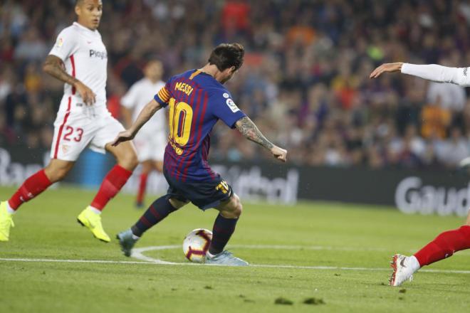 Leo Messi dispara en un Barcelona-Sevilla.