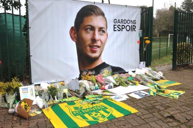 Homenaje al jugador argentino Emiliano Sala en los campos de entrenamiento del Nantes.