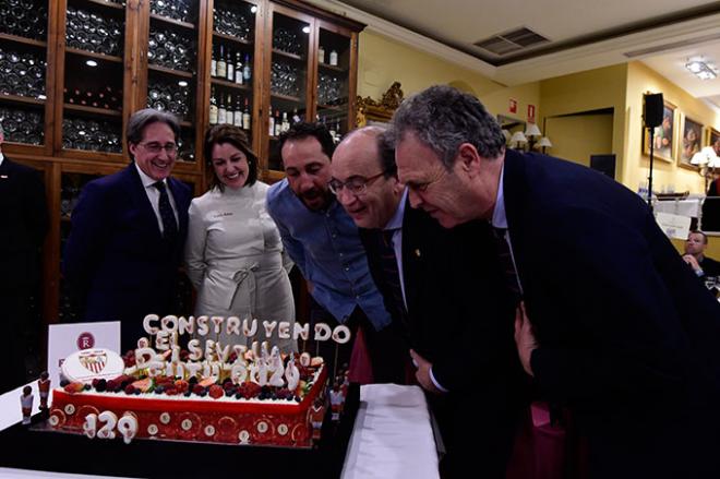 Machín, Castro y Caparrós, en la cena habitual del Sevilla con todas las categorías (Foto: Kiko Hurtado).