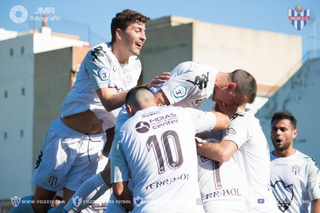 Los jugadores del Vélez celebran un tanto (Foto: Vélez CF).