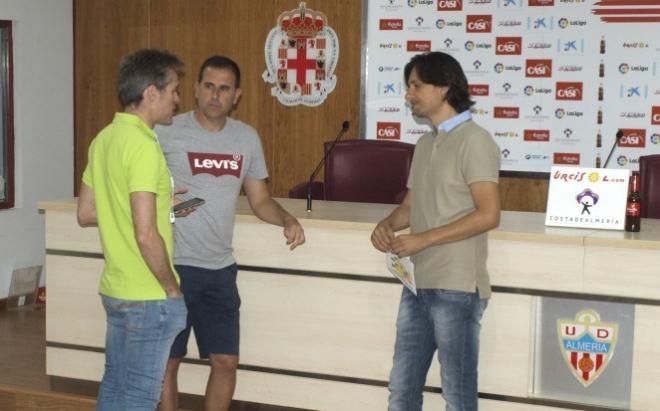 Ibán Andrés charla con Corona y Esteban Navarro, técnico de la UD Almería B (Foto: UD Almería).