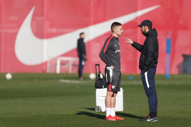 Marko Rog saluda a Machín en su primer entrenamiento con el Sevilla.